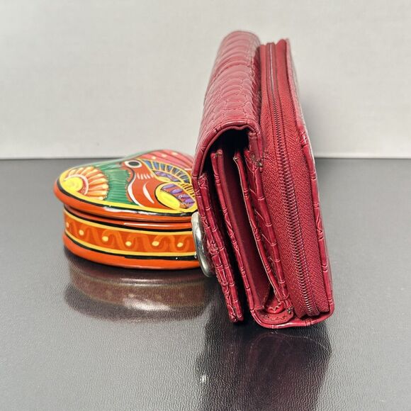 Women's Red Faux Crocodile Leather Glossy Tri-Fold Wallet/Bill Fold Card Holder - Picture 3 of 10